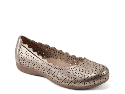 Earth Bria Flat In Brown