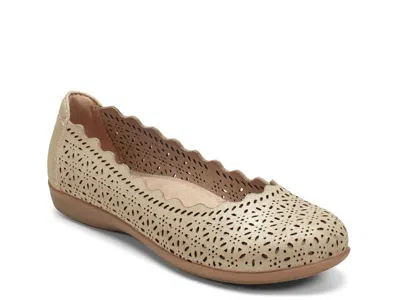 Earth Bria Flat In Gold