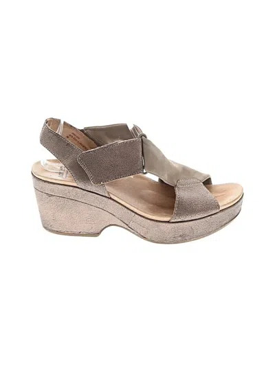 Pre-owned Earth Sandals In Brown