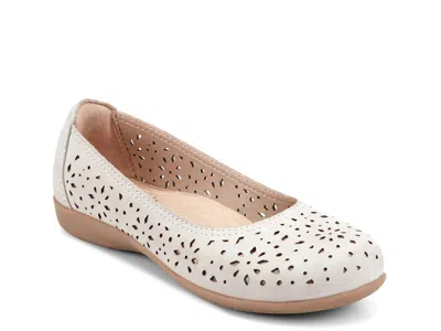 Earth Wide Width Bentlee Flat In Neutral