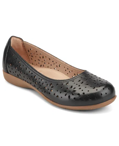 EARTH WOMEN'S BENTLEE CUTOUT LEATHER SLIP-ON BALLET FLATS