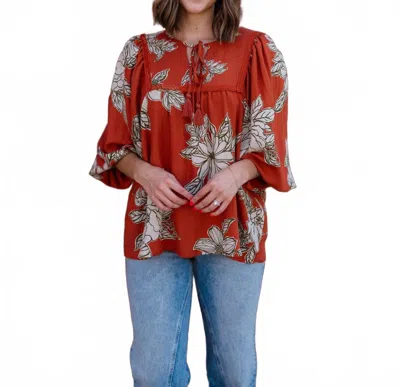 Easel Amanda Floral Top In Bronze In Gold