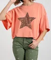 Easel Oversize Crop Star Top In Coral In Pink