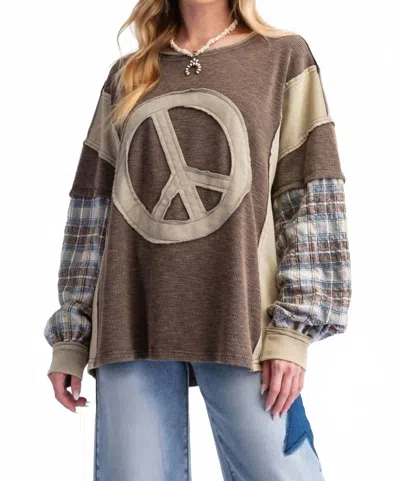 Easel Peace Patch Top In Ash Olive In Multi
