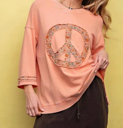 Easel Peace Top In Coral In Pink