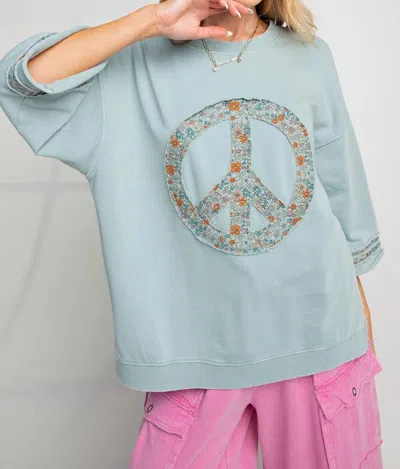 Easel Peace Top In Mint In Blue