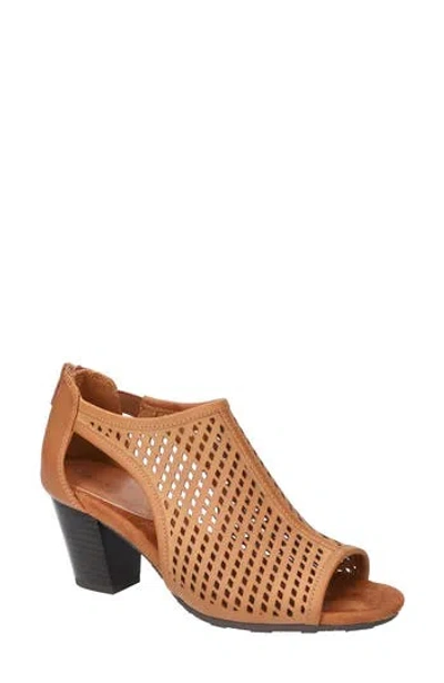 Easy Street Amira Laser Cut Pump In Luggage