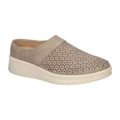 Easy Street Aretha Womens Round Closed Toe Mules In Sand