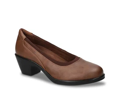 Easy Street Chyler Pump In Brown