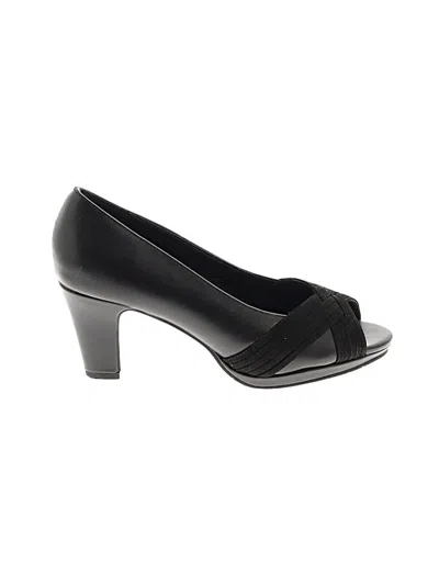 Pre-owned Easy Street Heels In Black