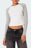 EDIKTED EDIKTED RAYA LONG SLEEVE CROP COTTON BASEBALL T-SHIRT