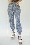 EESOME ADORABLE SETTINGS JOGGERS IN SMOKE BLUE