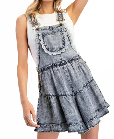 Eesome Lace Detailed Sleeveless Romper In Snow Washed In Blue