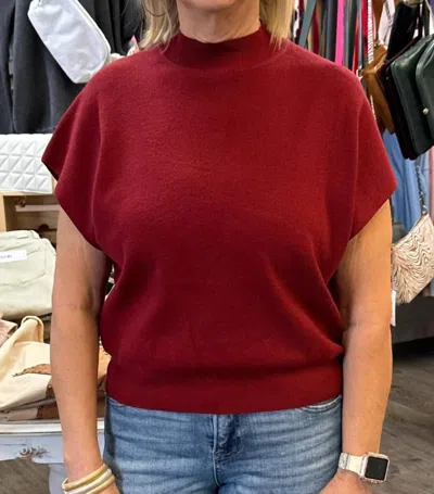 Eesome Mock Neck Short Sleeve Top In Merlot In Red