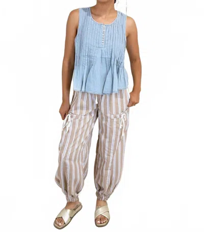 Eesome Pleated Sleeveless Blouse In Chambray In Blue