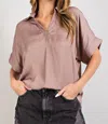 EESOME SHORT SLEEVE COLLARED TOP IN COCOA