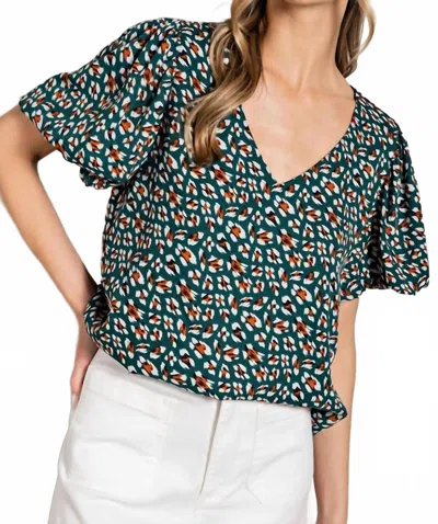 Eesome V Neck Print Short Sleeve Top In Kelly Green