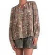 Elan Bubble Sleeve Blouse In Beige Paisley In Brown