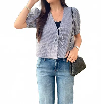 Elan Wren Seersucker V-neck Blouse In Black In Purple