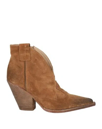 Elena Iachi Woman Ankle Boots Camel Size 6.5 Leather