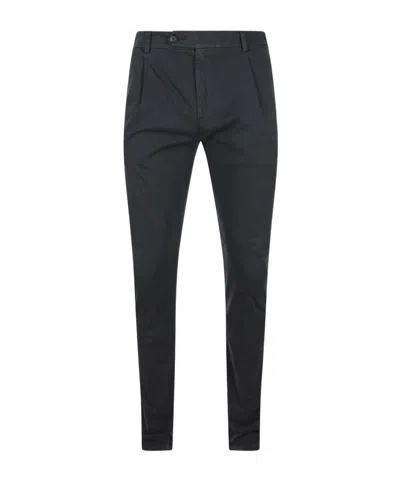 ELEVENTY ELEVENTY LOGO-PATCH PLEATED TROUSERS