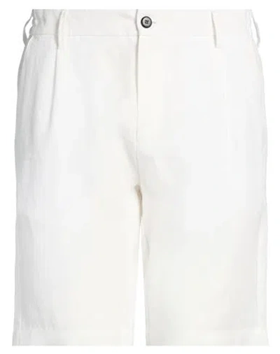 Eleventy Platinum Man Shorts & Bermuda Shorts White Size 34 Linen