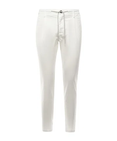Eleventy Pleated Tapered Trousers In White