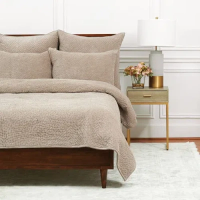 Elisabeth York Vela Fawn King Quilt Decor In Neutral
