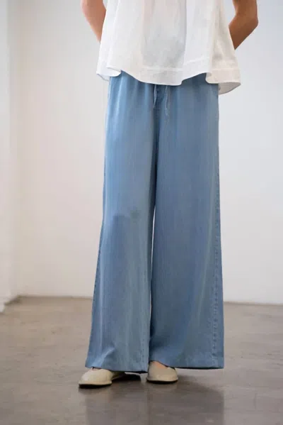 Elle Grey Elastic Waist Leg-wide Pants In Chambray In Blue