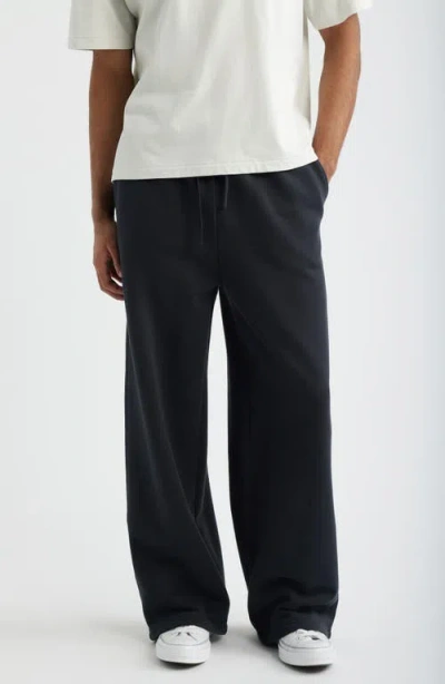 Elwood Core Cotton Straight Leg Sweatpants In Black