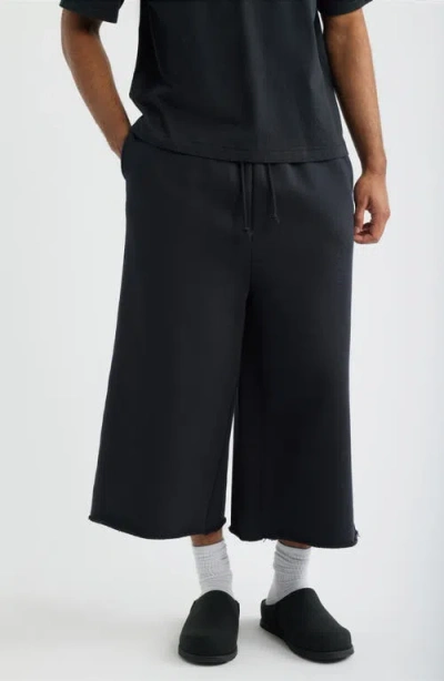Elwood Core Cut Off Sweatpants In Black