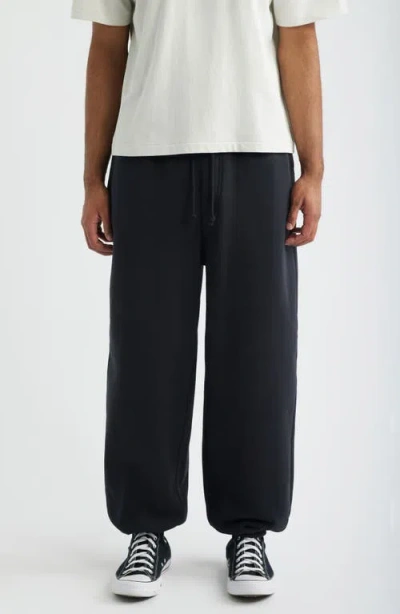 Elwood Core Organic Cotton Straight Leg Sweatpants In Black
