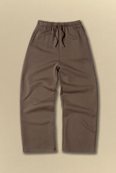 Elwood Core Straight Leg Sweatpant In Brown