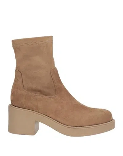 Emanuélle Vee Woman Ankle Boots Black Size 9 Textile Fibers In Brown