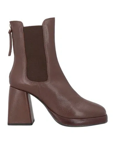 Emanuélle Vee Woman Ankle Boots Brown Size 9 Soft Leather, Textile Fibers In Brown
