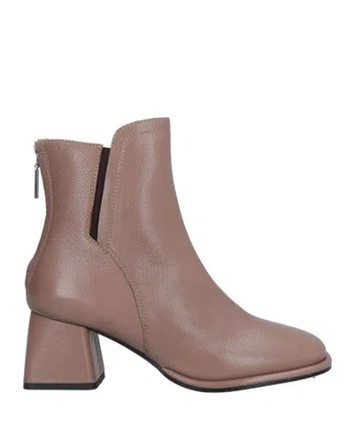Emanuélle Vee Woman Ankle Boots Khaki Size 6 Soft Leather In Beige