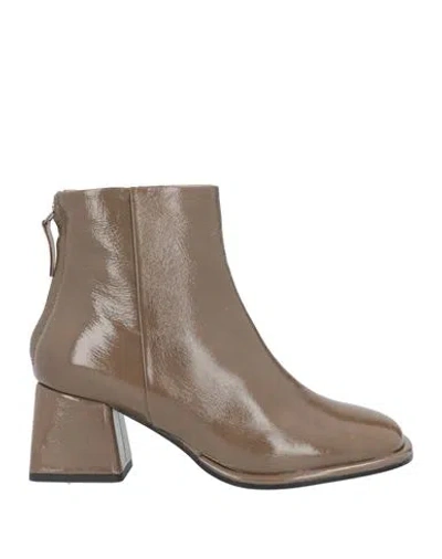 Emanuélle Vee Woman Ankle Boots Khaki Size 9 Soft Leather In Beige