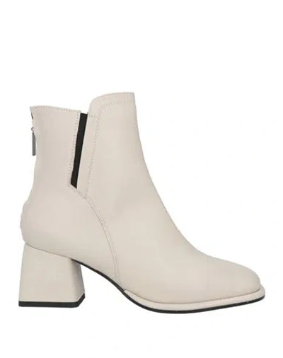 Emanuélle Vee Woman Ankle Boots Off White Size 7 Soft Leather