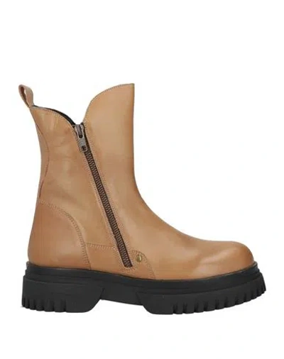 Emanuélle Vee Woman Ankle Boots Sand Size 8 Leather