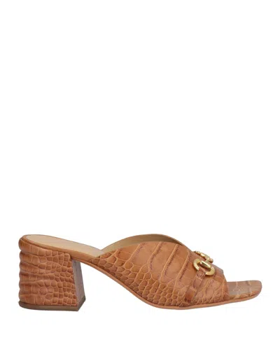 Emanuélle Vee Sandals In Brown