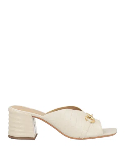 Emanuélle Vee Woman Sandals Ivory Size 9 Soft Leather In White
