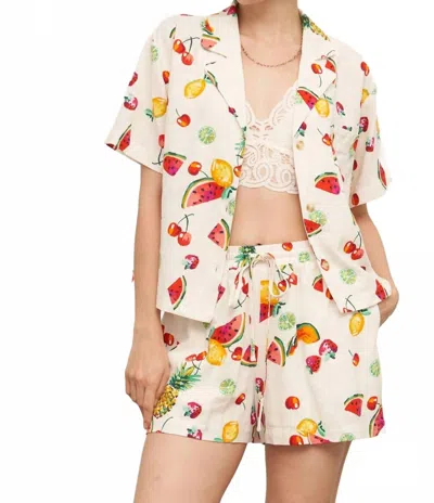 En Creme Fruit Print Elastic Waistband Shorts In White Multicolor