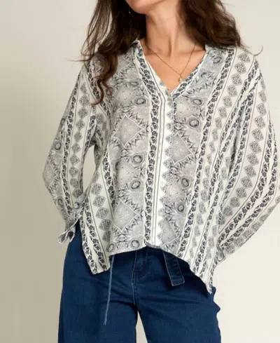En Creme Mixed Pattern Vee Neck In Blue