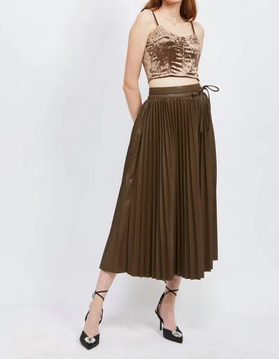 En Saison Pleated Long Skirt In Chocolate In Gold