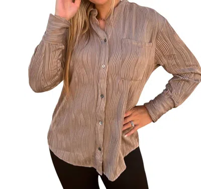 Entro Bella Solid Textured Long Sleeve Button Up Top In Mocha In Brown