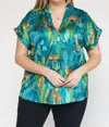 ENTRO PERMANENT ROLLED CUFFS V-NECK TOP IN GREEN