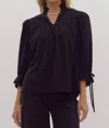 Entro Scallop Hem Blouse In Black In Black