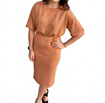 Entro Solid Ribbed Round Neck Half Sleeve Midi Dress In Rust In Brown