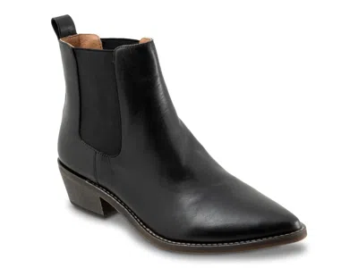 Eos Footwear Zenar Chelsea Boot In Black