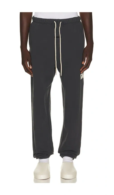 Essentials Classic Fleece Sweatpant In Gray